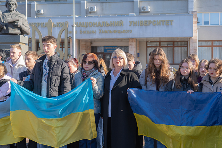 В усіх корпусах ЧНУ одночасно виконали гімн України - фото 3