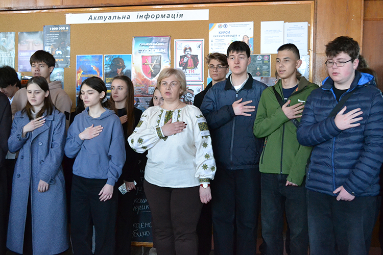 В усіх корпусах ЧНУ одночасно виконали гімн України - фото 5