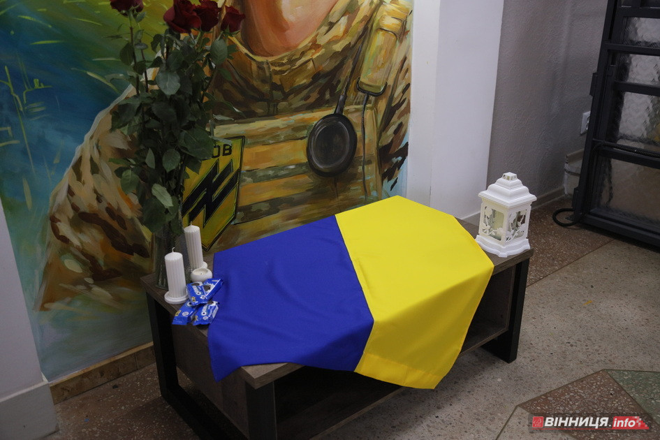 У Вінницькому ліцеї МВС імені Назарія Гринцевича створили мурал на честь Героя - фото 9