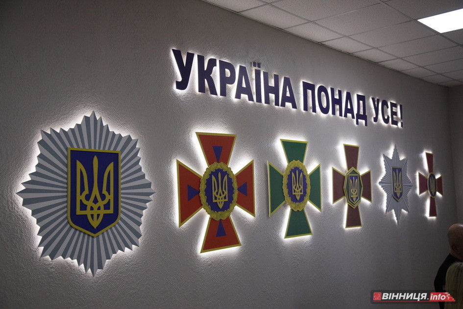 У Вінницькому ліцеї МВС імені Назарія Гринцевича створили мурал на честь Героя - фото 11