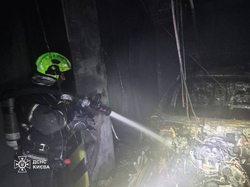 В підземному паркінгу в Києві горіли авто - фото 2