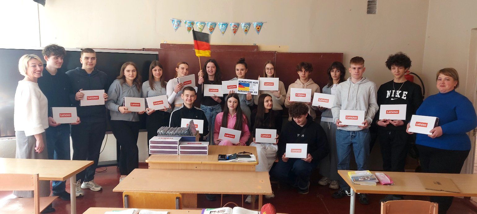 Німеччина передала 120 планшетів для шкіл з Канева