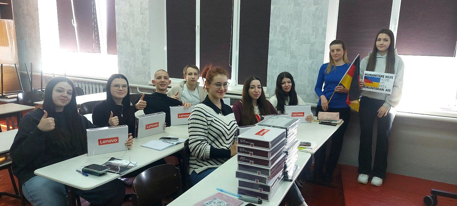 Німеччина передала 120 планшетів для шкіл з Канева - фото 2