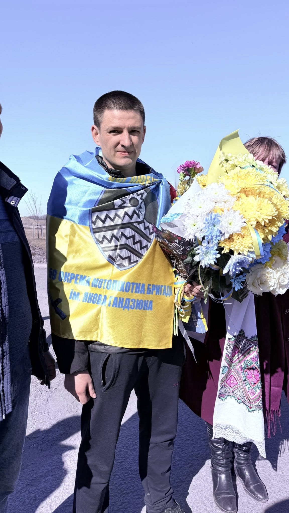 Усією громадою зустріли звільненого з полону бійця 59-ї бригади на Вінниччині - фото 3