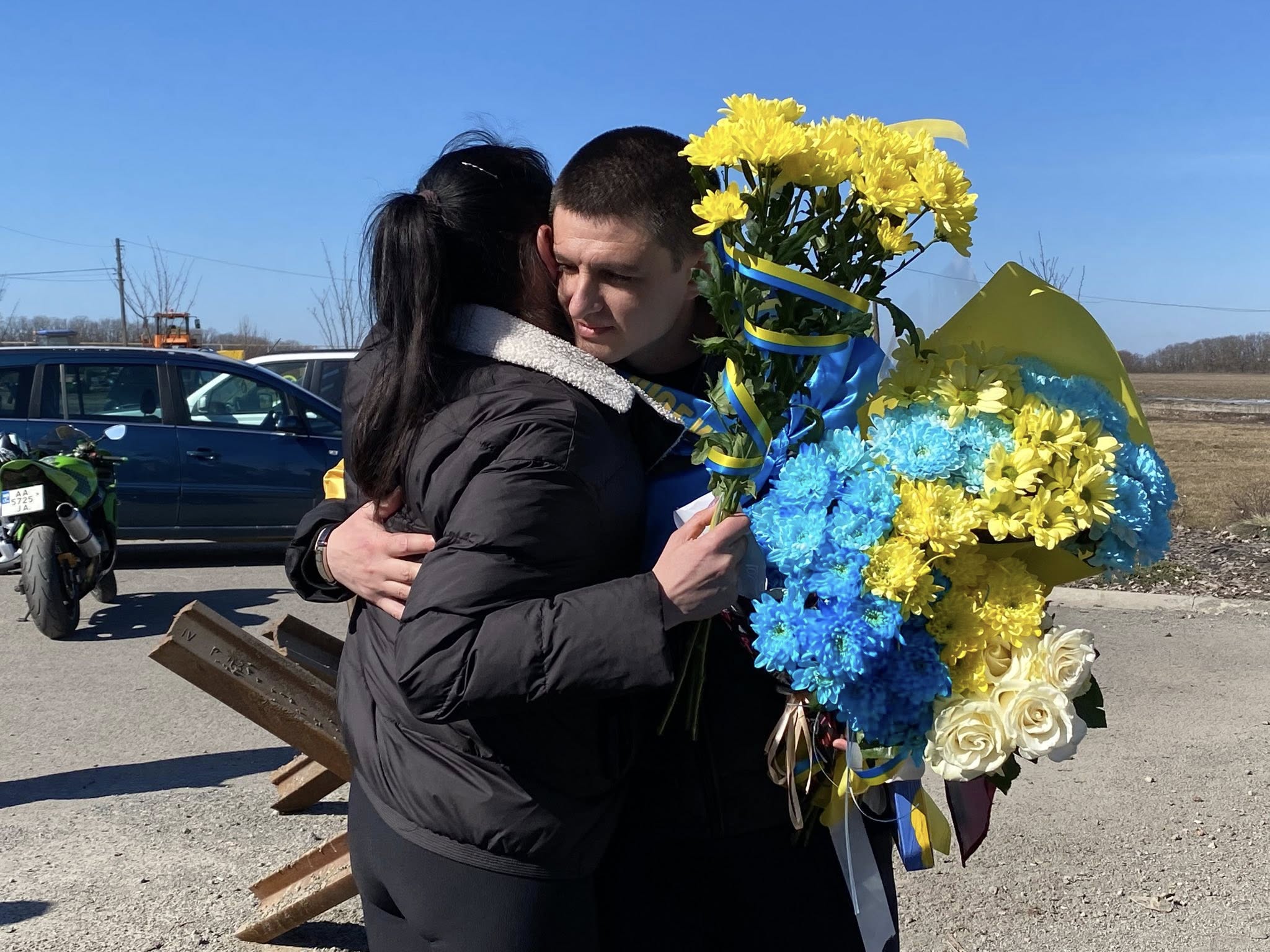 Усією громадою зустріли звільненого з полону бійця 59-ї бригади на Вінниччині - фото 5