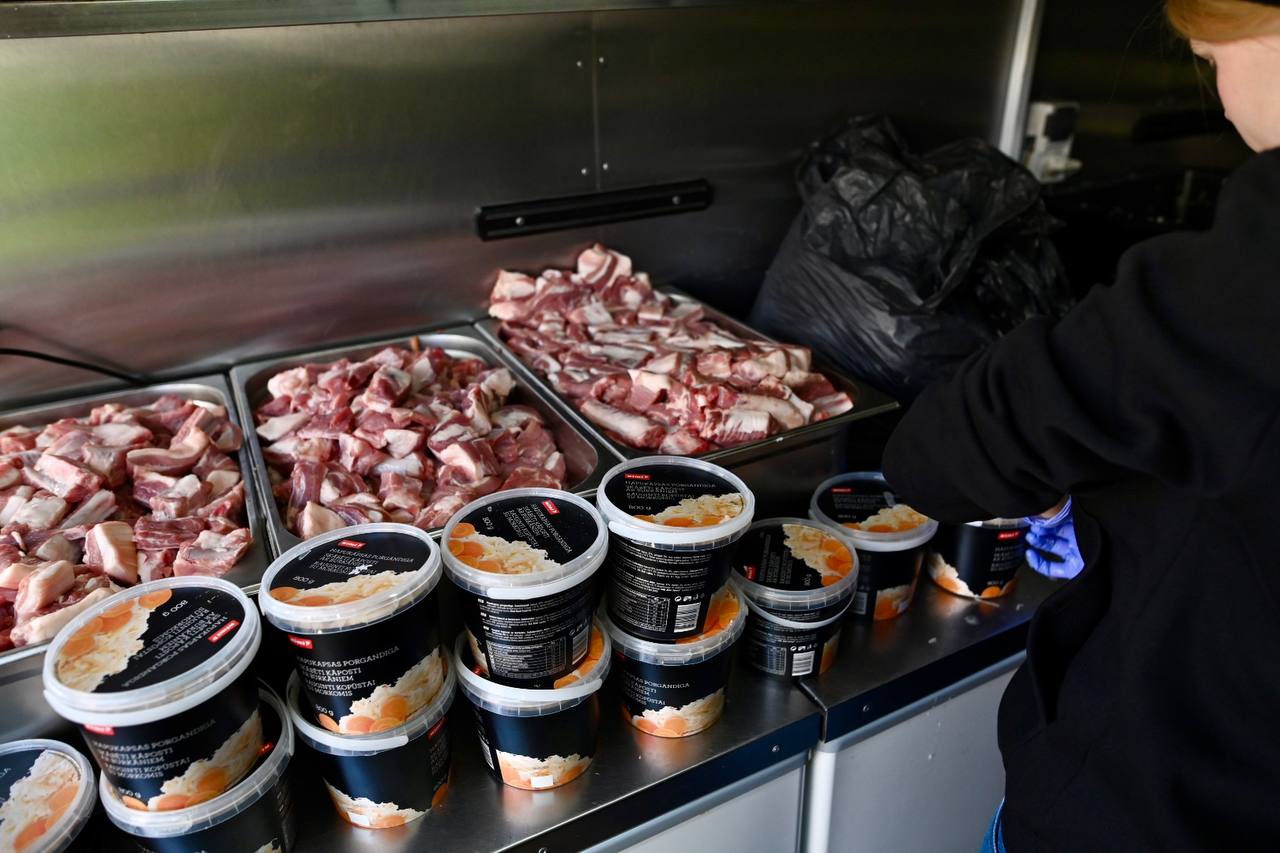 «Борщ незламності» та «капусняк єдності»: в Обухові пригостили людей гарячими стравами - фото 5