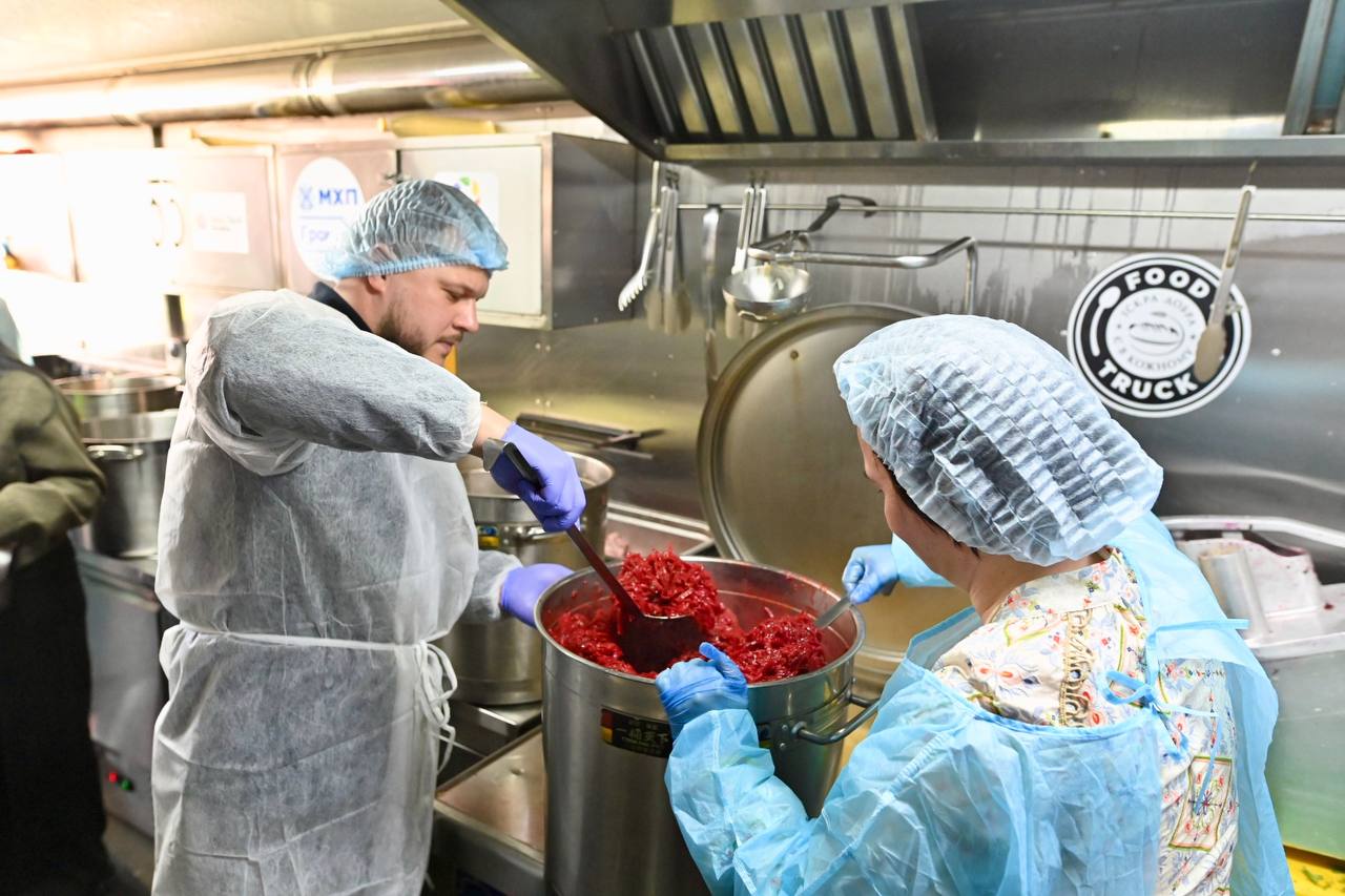 «Борщ незламності» та «капусняк єдності»: в Обухові пригостили людей гарячими стравами - фото 2