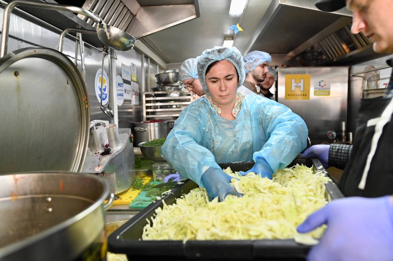 «Борщ незламності» та «капусняк єдності»: в Обухові пригостили людей гарячими стравами - фото 3