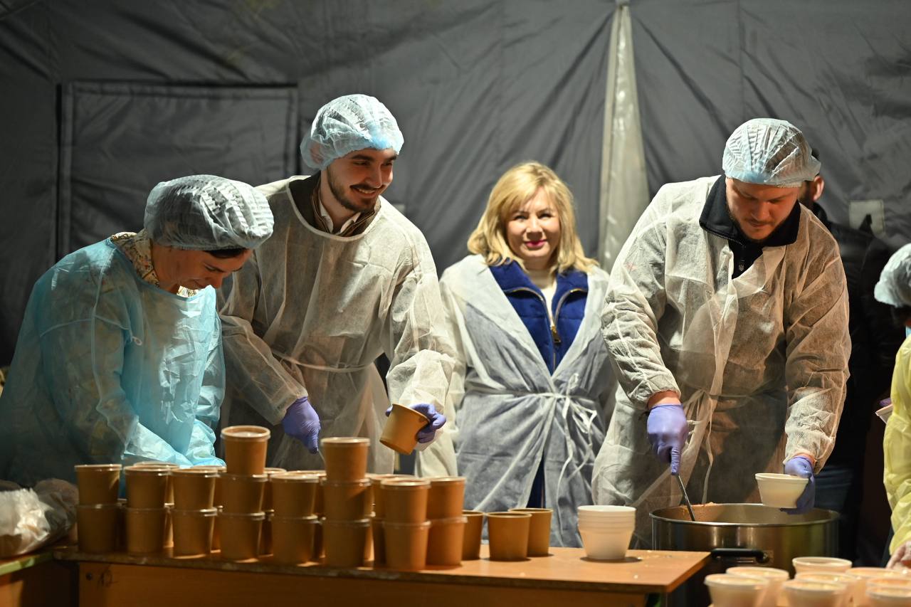 «Борщ незламності» та «капусняк єдності»: в Обухові пригостили людей гарячими стравами - фото 6