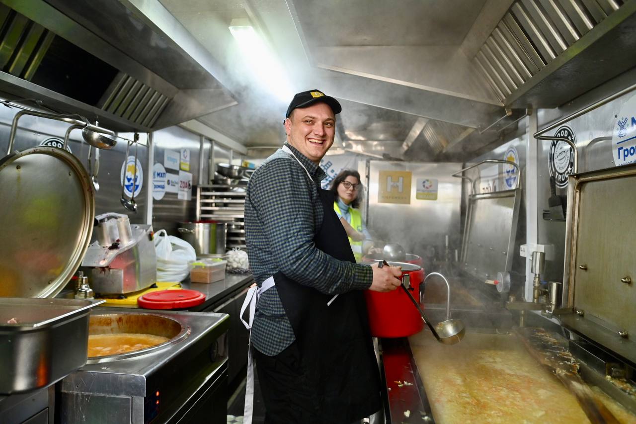 «Борщ незламності» та «капусняк єдності»: в Обухові пригостили людей гарячими стравами - фото 4