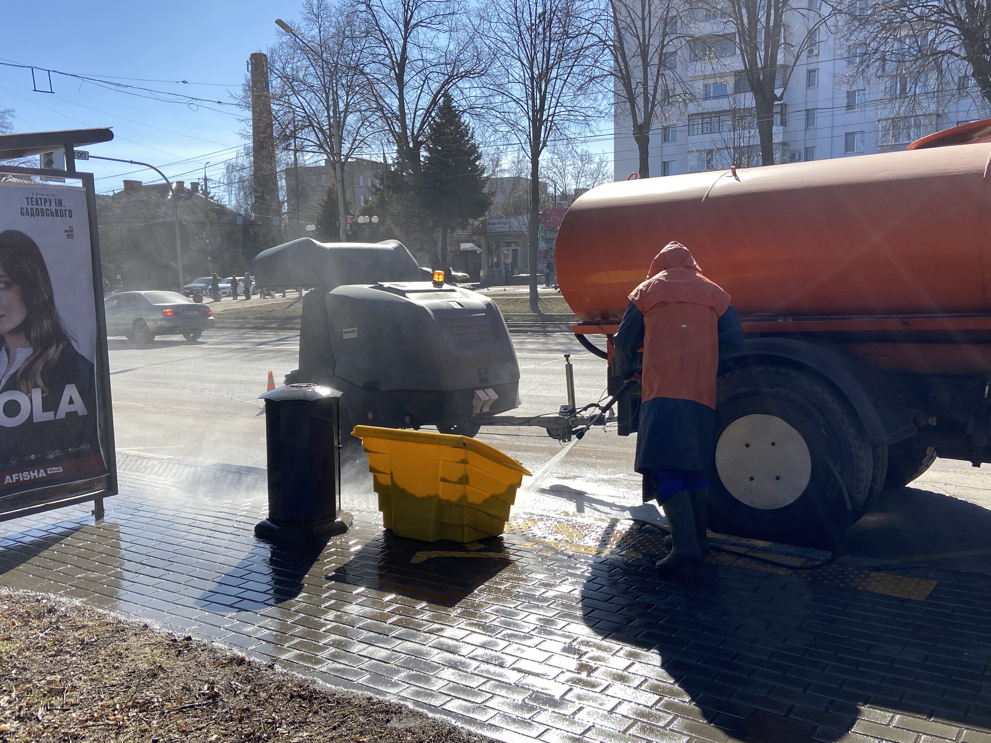 Після зими у Вінниці миють зупинки та прибирають вулиці - фото 2