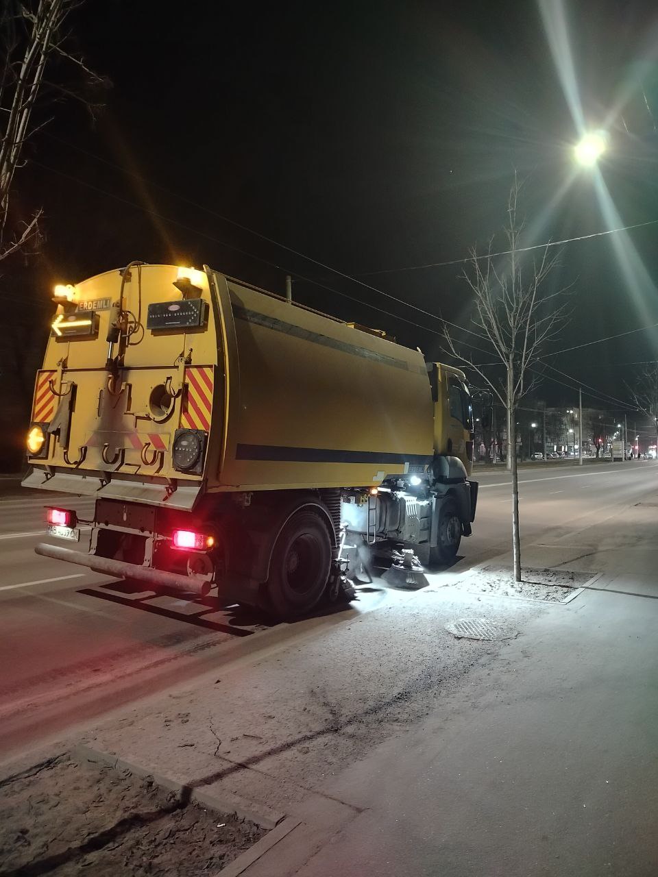 Після зими у Вінниці миють зупинки та прибирають вулиці - фото 3