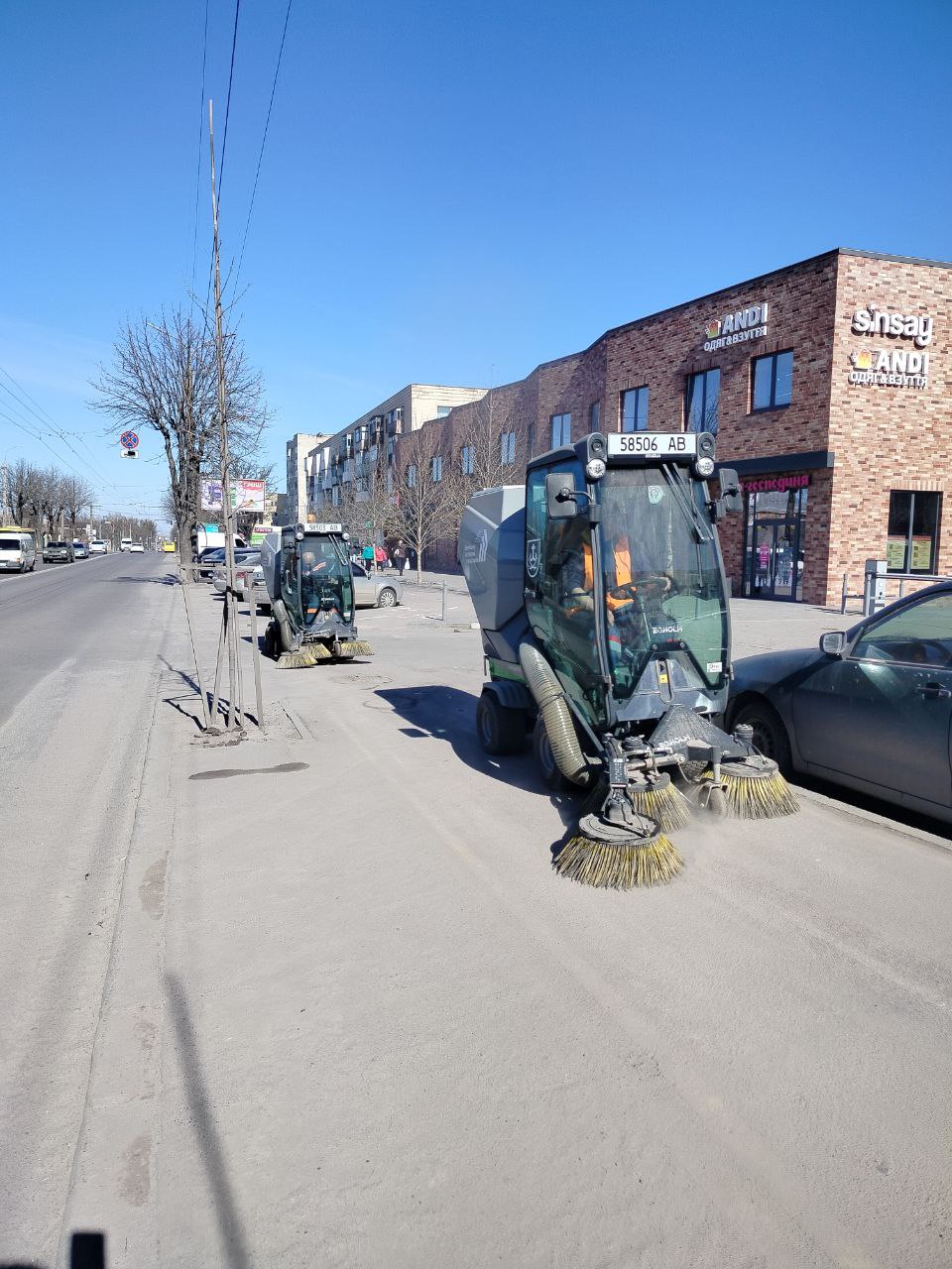 Після зими у Вінниці миють зупинки та прибирають вулиці - фото 4