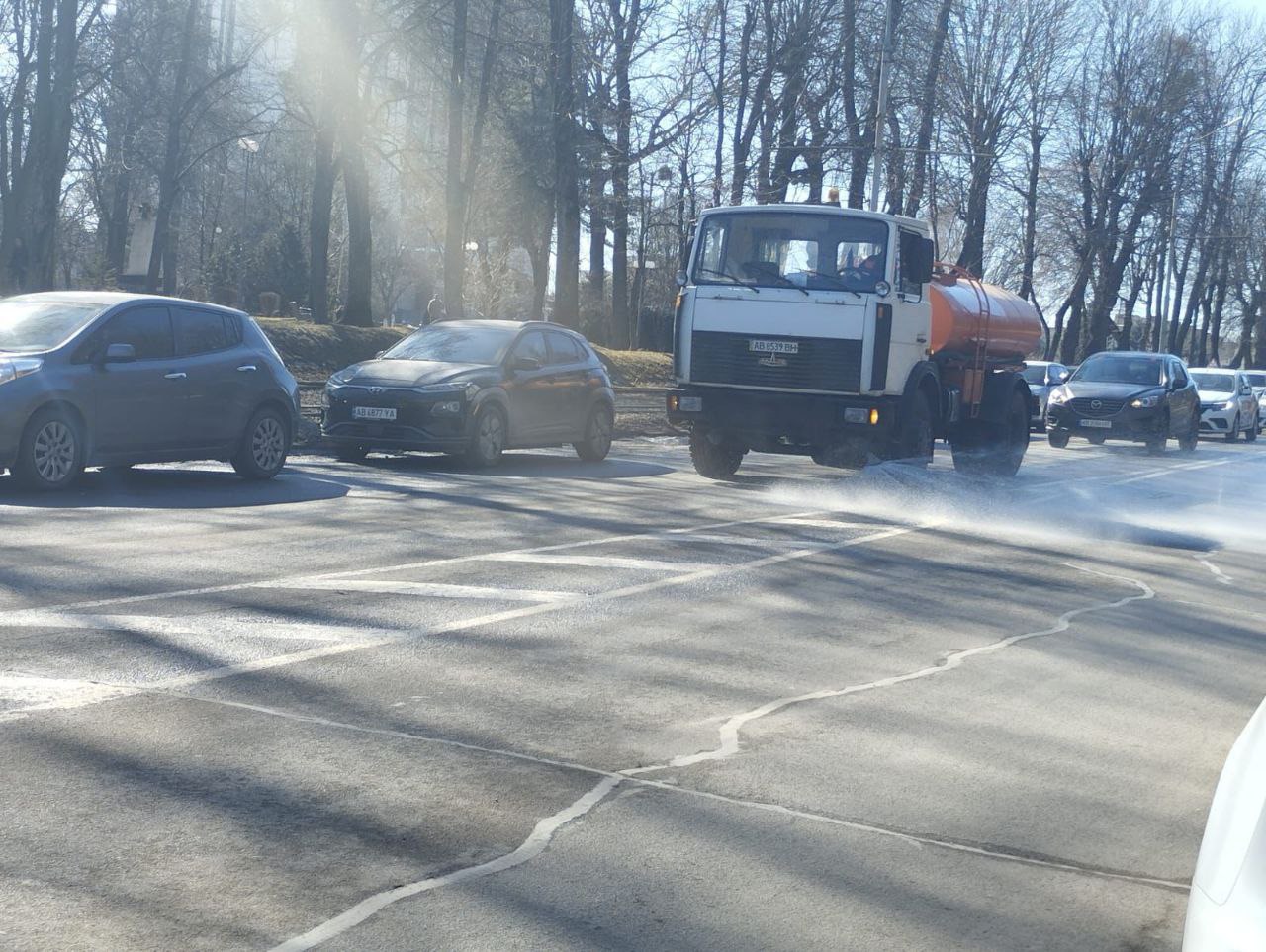 Після зими у Вінниці миють зупинки та прибирають вулиці - фото 5