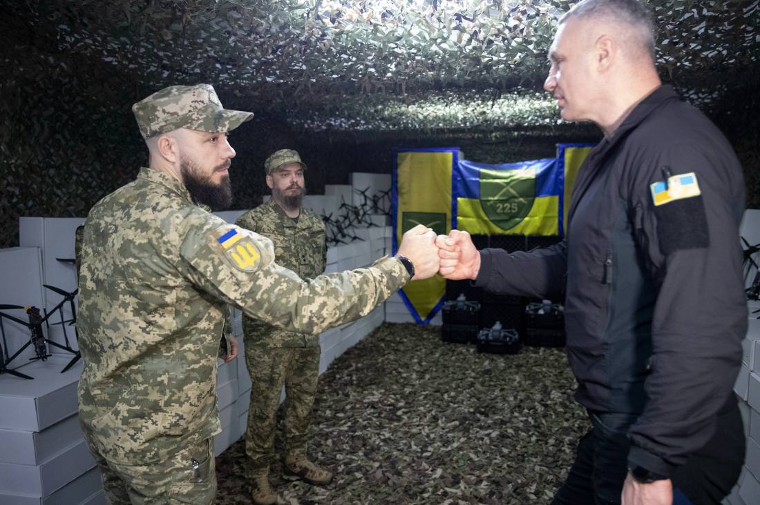 Київ передав бійцям 225-го штурмового полку майже 3100 дронів - фото 2