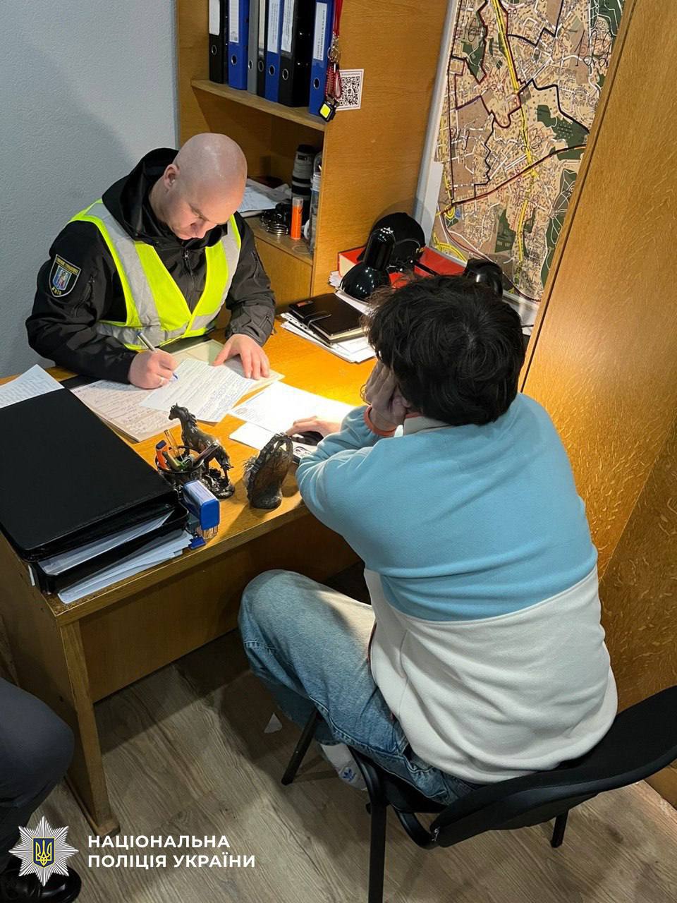 У Києві покарали блогерів, які зняли жартівливе відео в поліцейській формі - фото 3