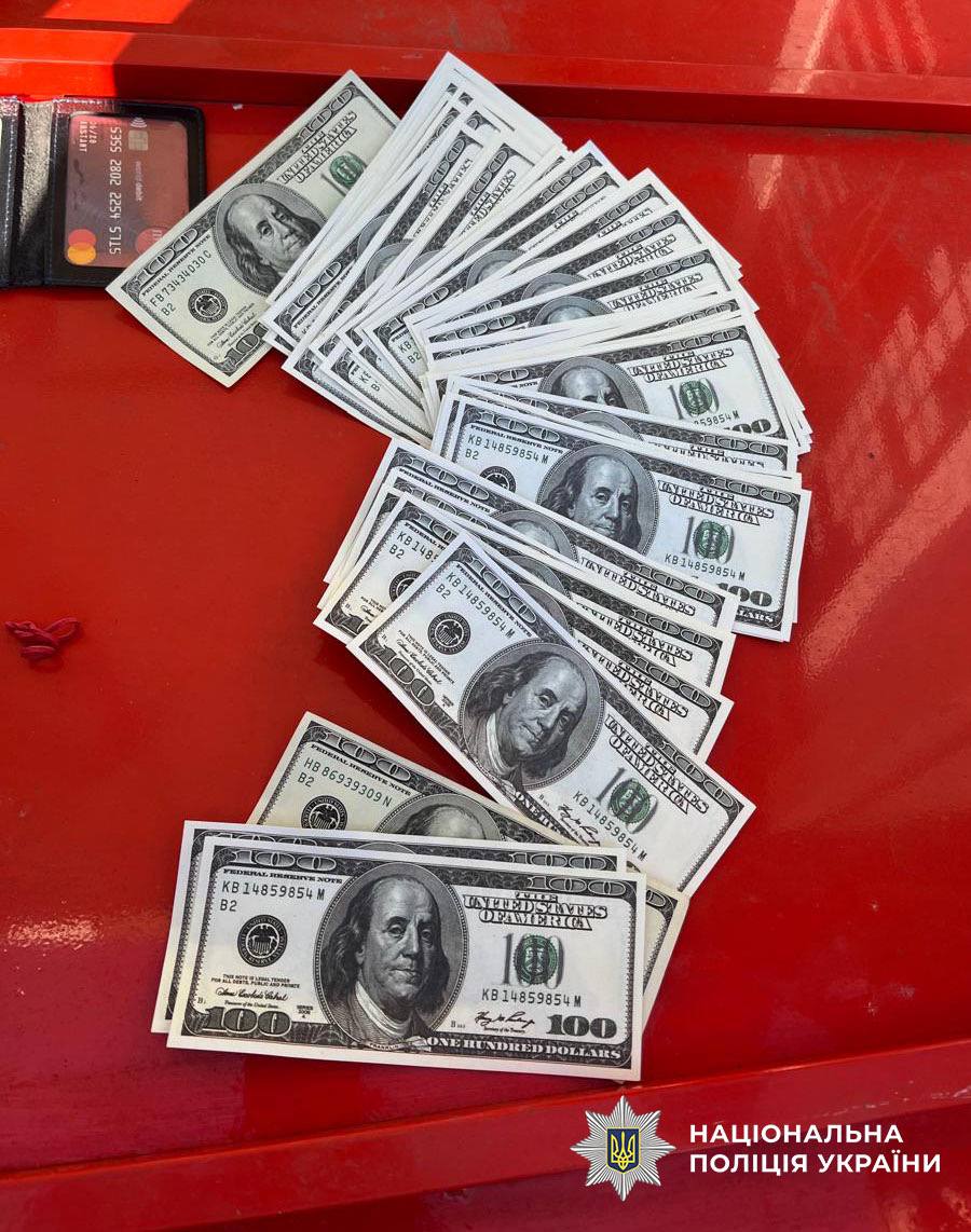 У Києві чоловік за 10 тис дол. обіцяв допомогти виїхати за кордон у статусі священнослужителя - фото 2