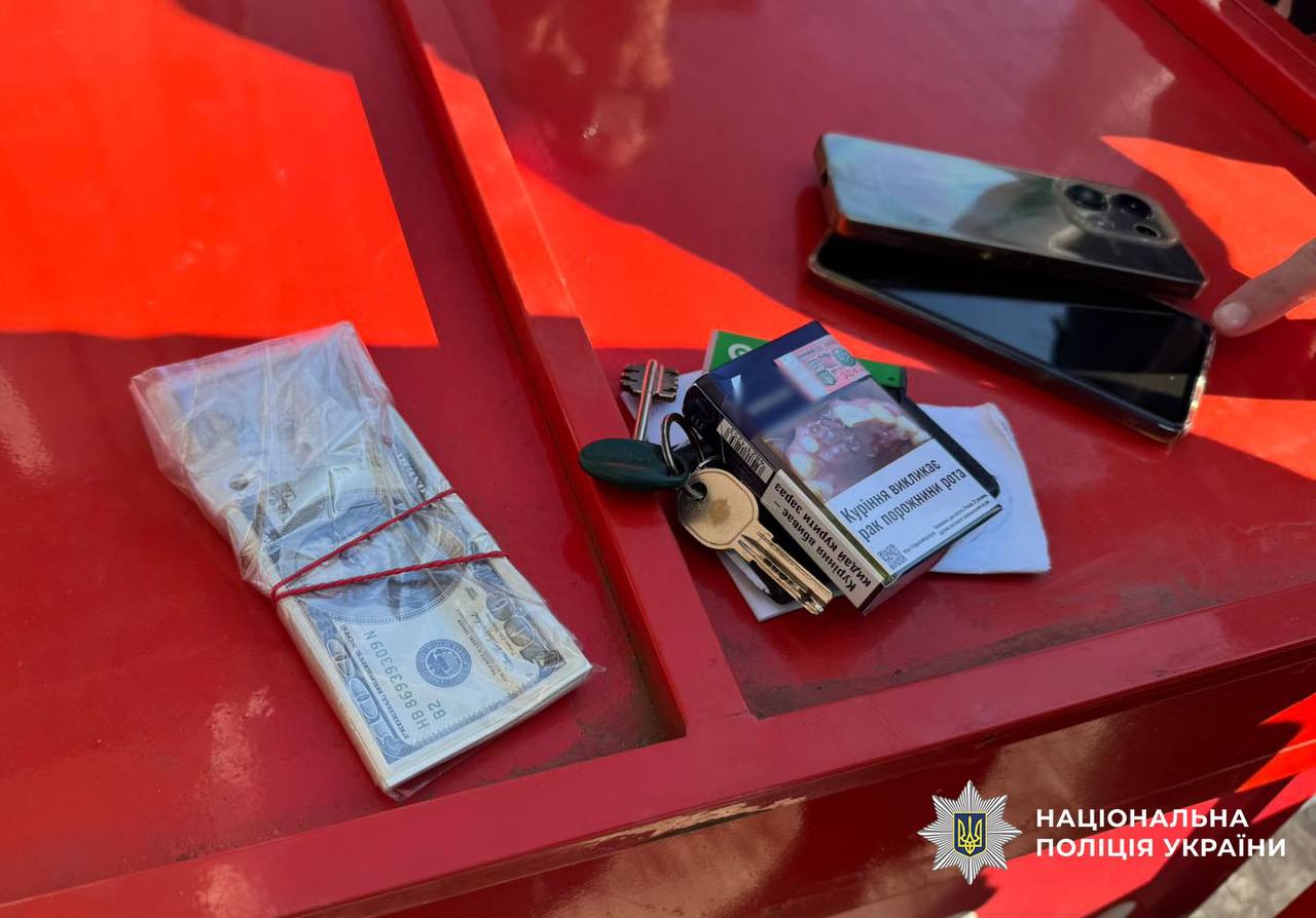 У Києві чоловік за 10 тис дол. обіцяв допомогти виїхати за кордон у статусі священнослужителя - фото 3