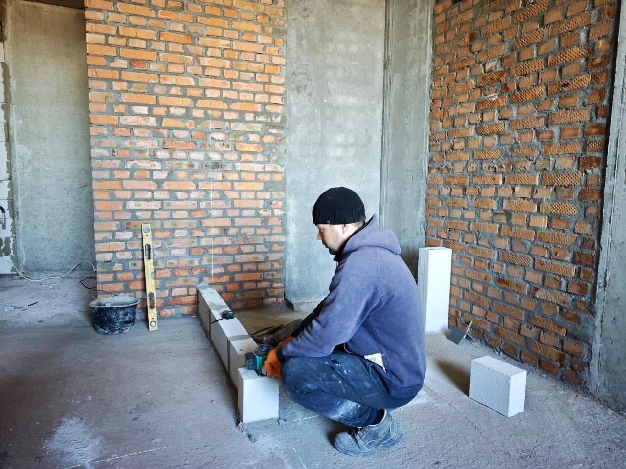 У Василькові відбудовують житло, зруйноване російським ракетним ударом - фото 3