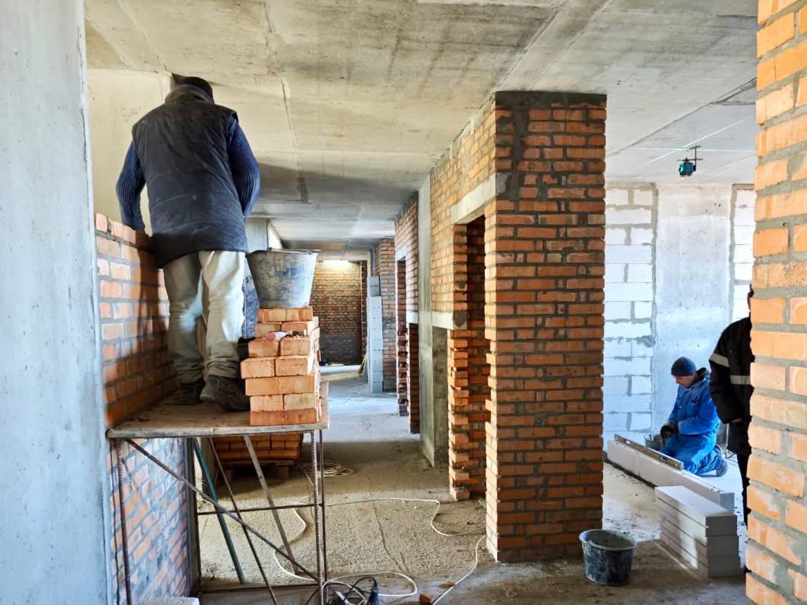 У Василькові відбудовують житло, зруйноване російським ракетним ударом - фото 2