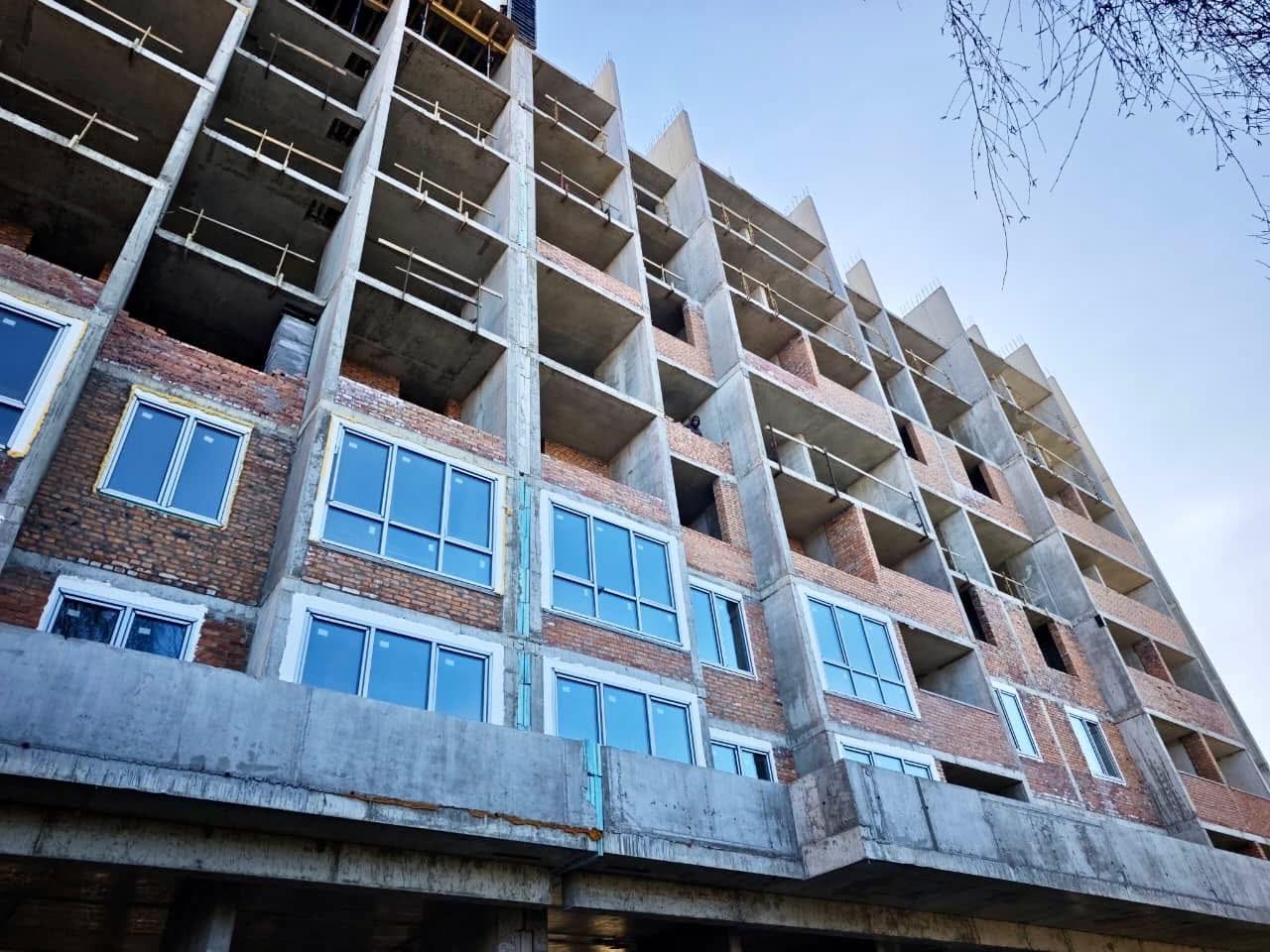 У Василькові відбудовують житло, зруйноване російським ракетним ударом