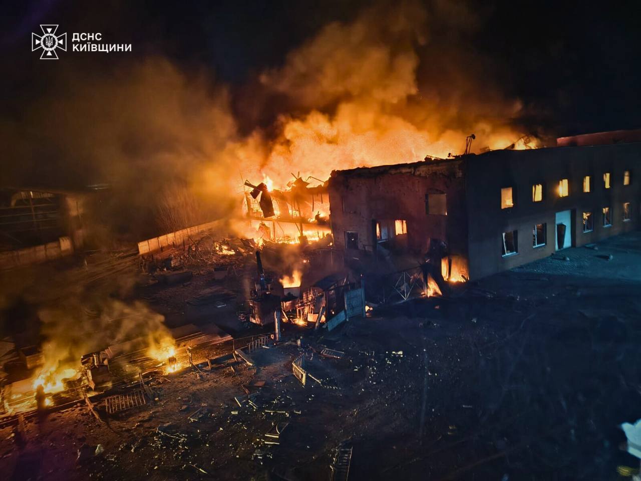 Понад 190 рятувальників ліквідовують наслідки російської атаки на Київщині - фото 9