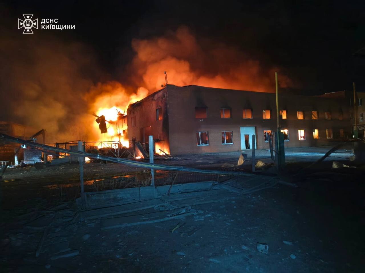 Понад 190 рятувальників ліквідовують наслідки російської атаки на Київщині - фото 8