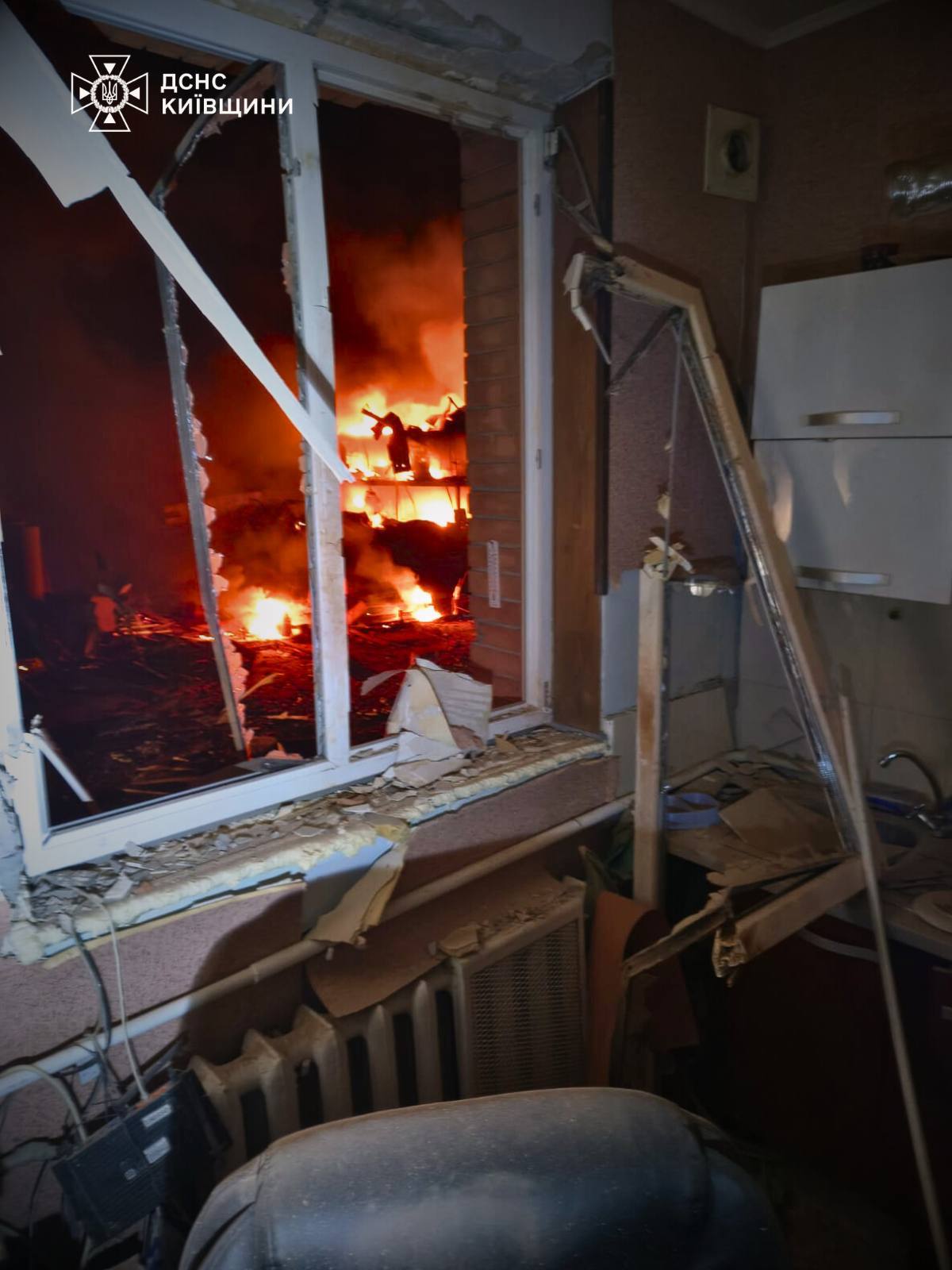 Понад 190 рятувальників ліквідовують наслідки російської атаки на Київщині - фото 13