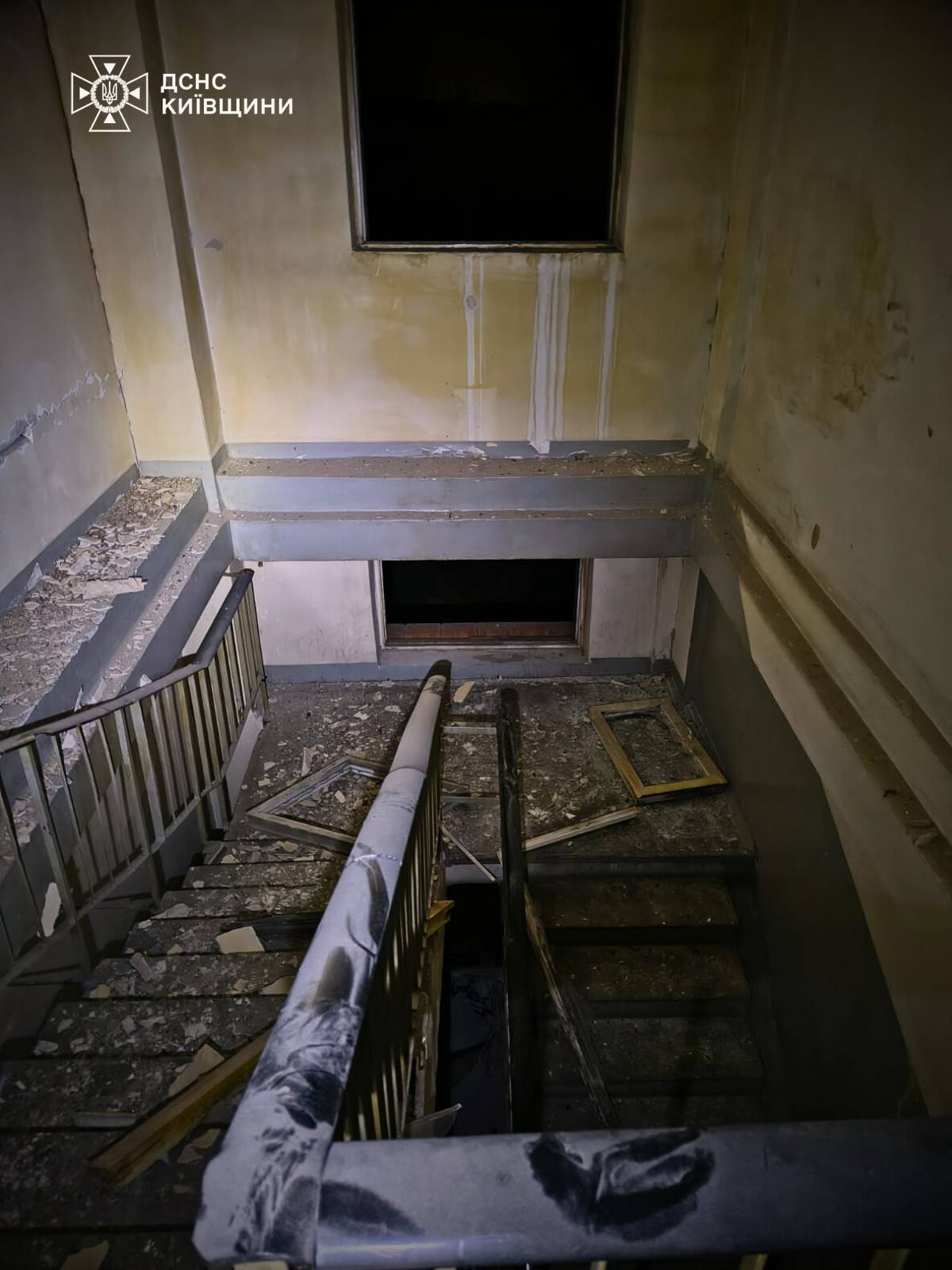 Понад 190 рятувальників ліквідовують наслідки російської атаки на Київщині - фото 12