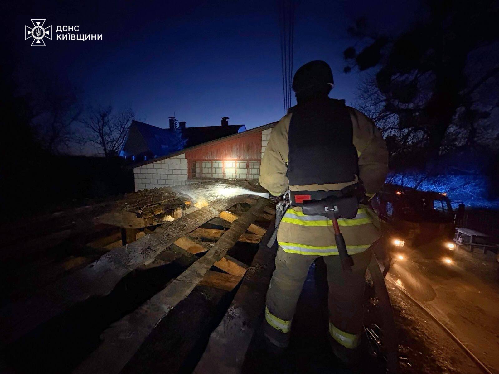Понад 190 рятувальників ліквідовують наслідки російської атаки на Київщині - фото 10