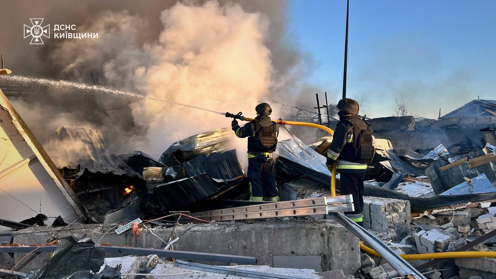 Понад 190 рятувальників ліквідовують наслідки російської атаки на Київщині - фото 3
