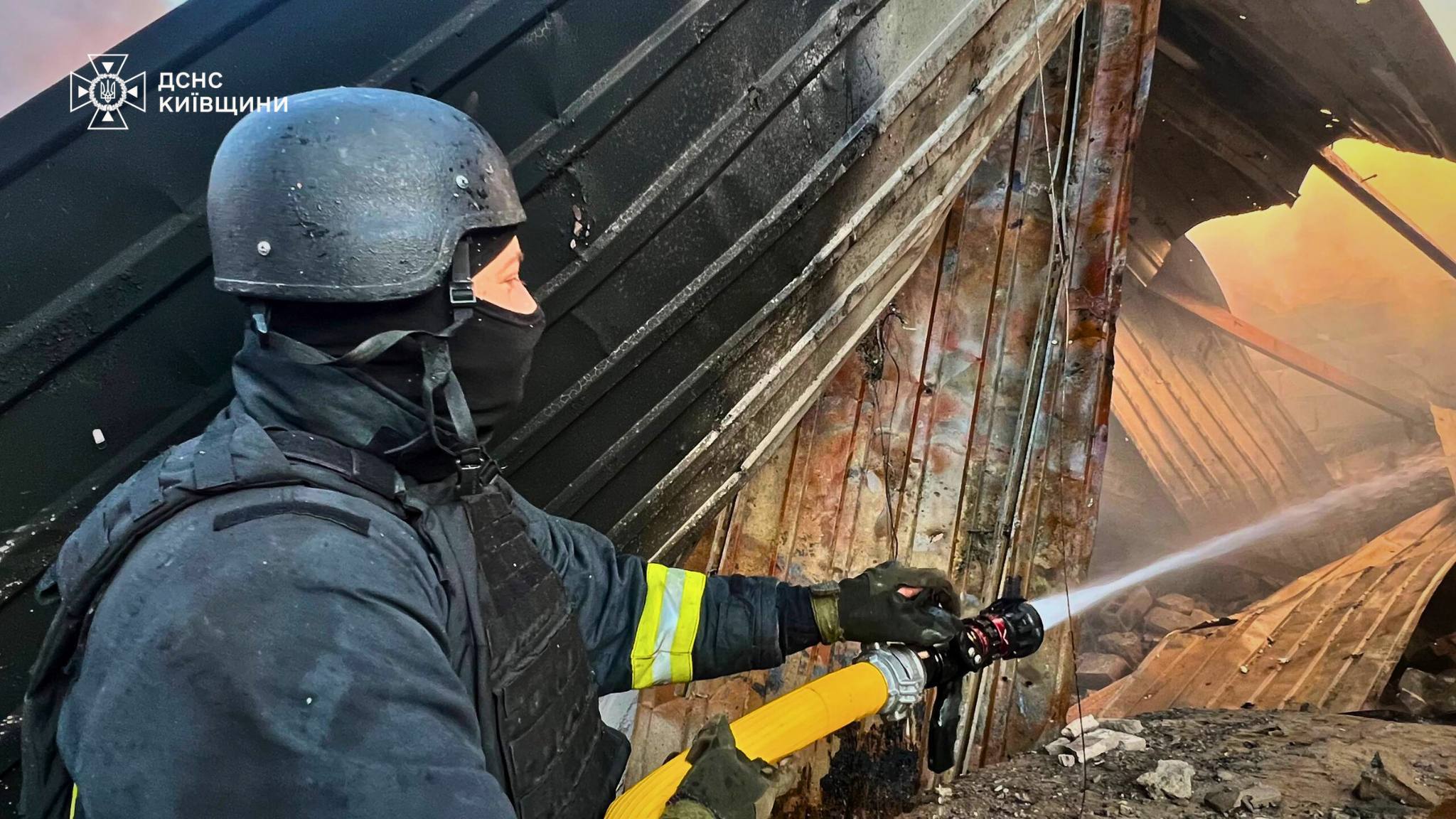 Понад 190 рятувальників ліквідовують наслідки російської атаки на Київщині - фото 4