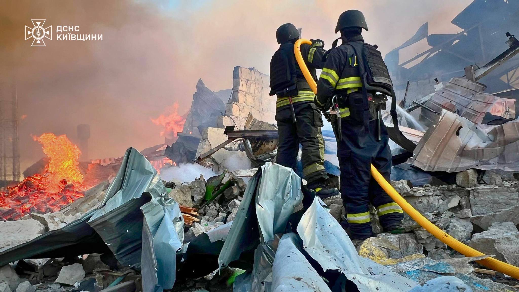 Понад 190 рятувальників ліквідовують наслідки російської атаки на Київщині - фото 6