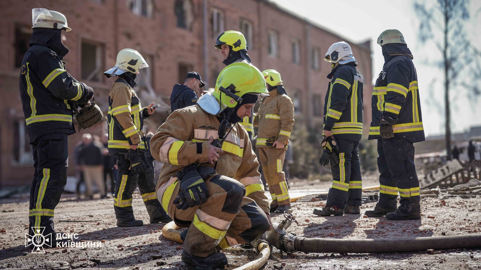 Рятувальники загасили всі пожежі після нічного обстрілу Київщини - фото 2