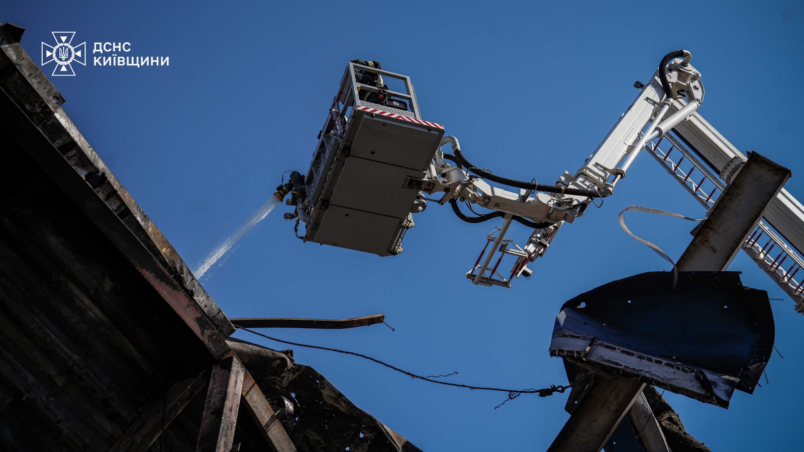 Рятувальники загасили всі пожежі після нічного обстрілу Київщини