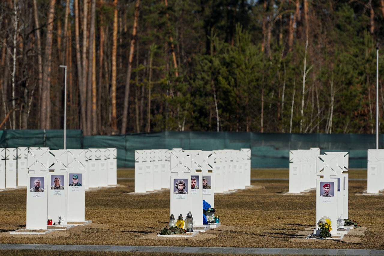 На Національному військовому меморіальному кладовищі вшанували пам’ять полеглих воїнів - фото 9
