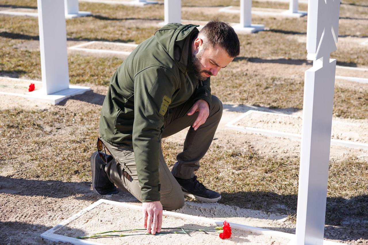 На Національному військовому меморіальному кладовищі вшанували пам’ять полеглих воїнів - фото 5