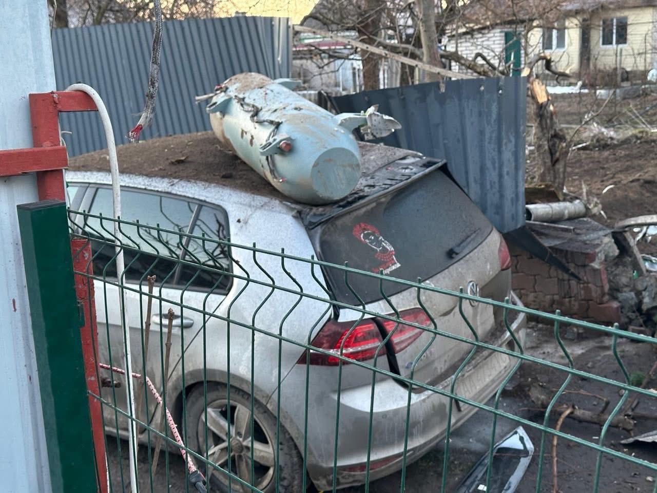 У Василькові бойова частина ракети Х-101 влетіла у спальню, ще одна впала на дах авто - фото 2