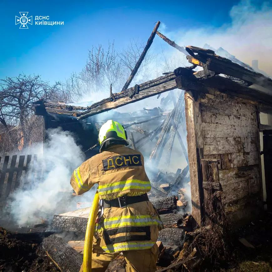 На Вишгородщині через спалювання сухої трави згоріла господарська будівля - фото 2