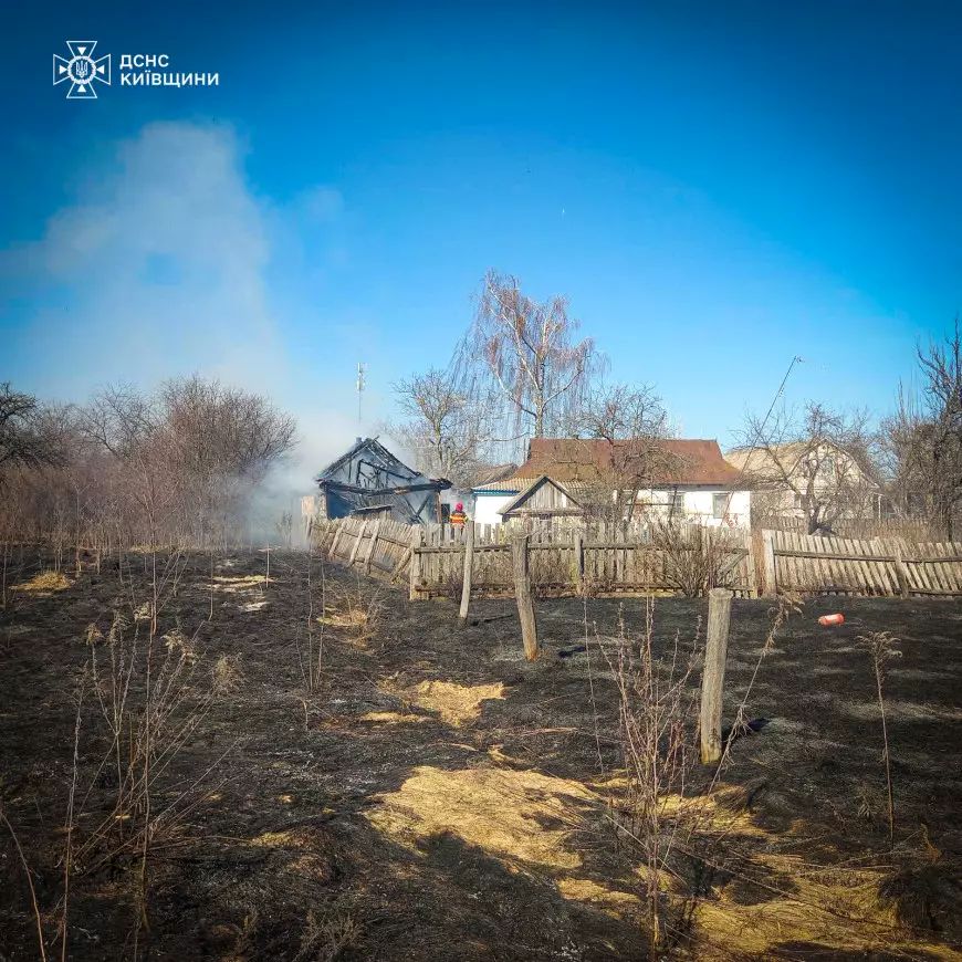 На Вишгородщині через спалювання сухої трави згоріла господарська будівля