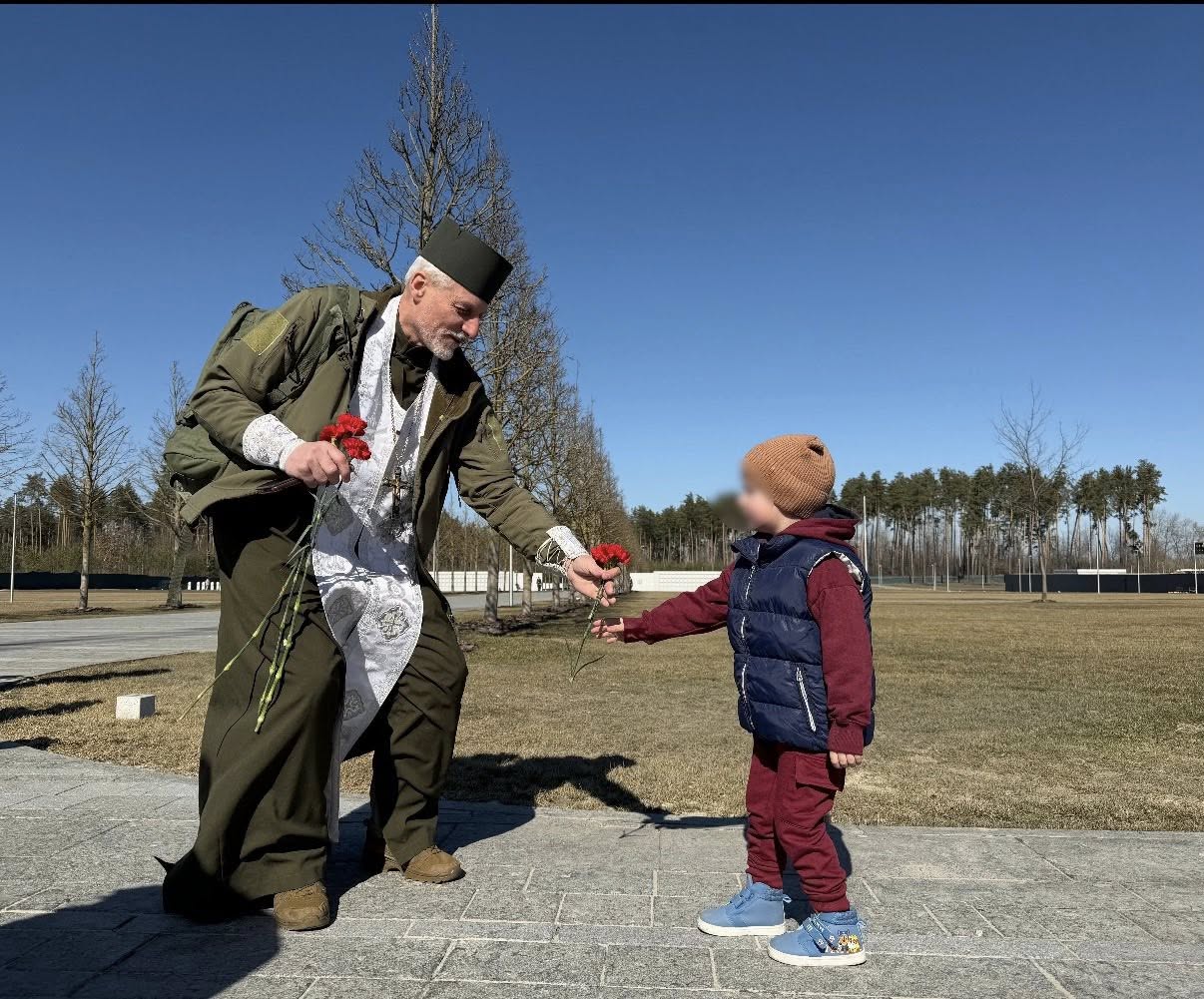 Молитва і квіти для полеглих: молодь з Буковини відвідала Національне військове меморіальне кладовище