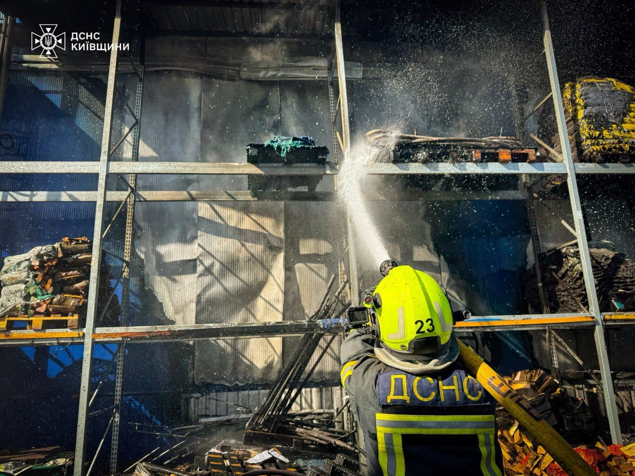 В Борисполі горів будівельний гіпермаркет, евакуйовано 100 людей