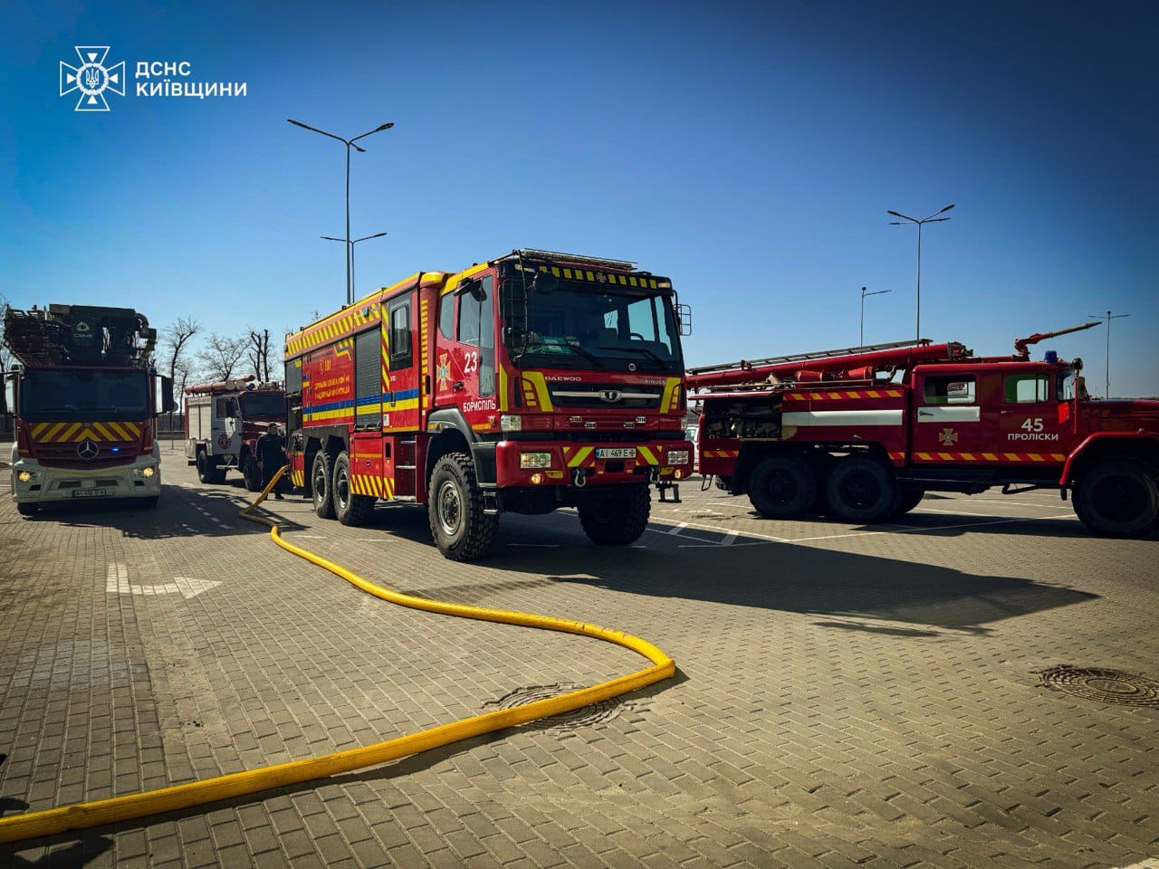 В Борисполі горів будівельний гіпермаркет, евакуйовано 100 людей - фото 3