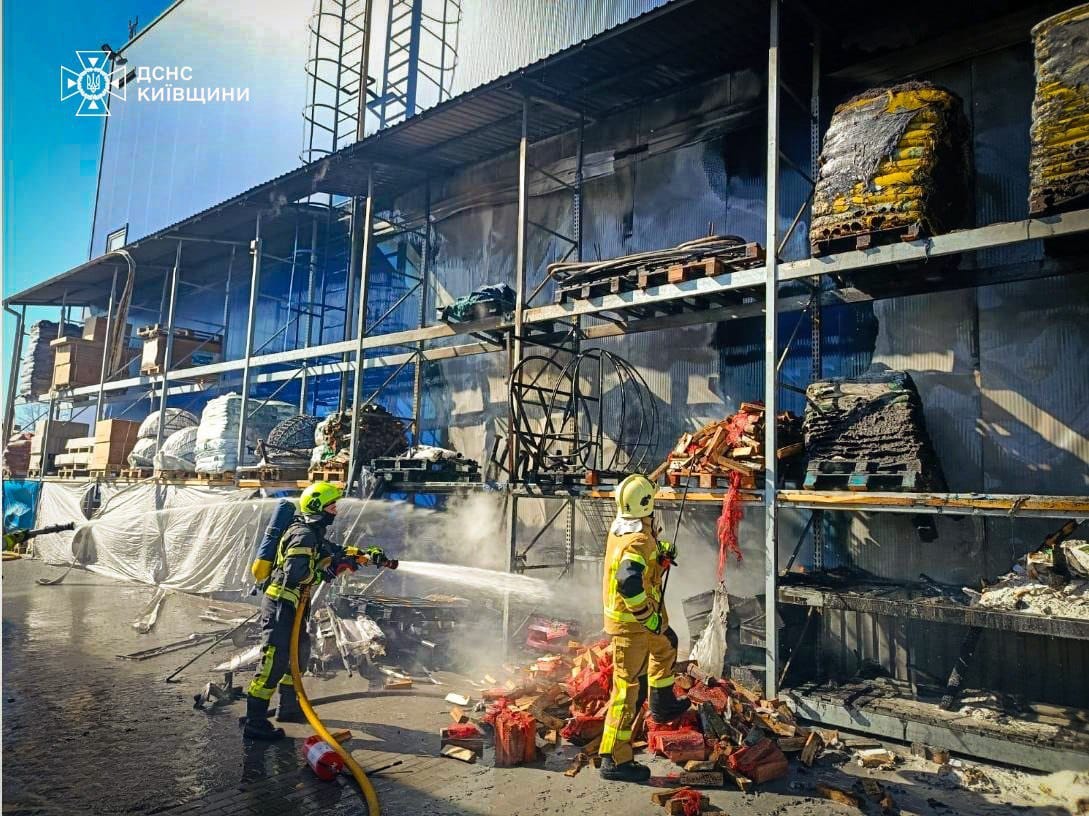 В Борисполі горів будівельний гіпермаркет, евакуйовано 100 людей - фото 2