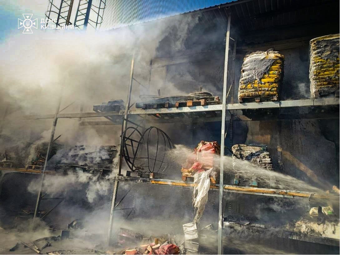 В Борисполі горів будівельний гіпермаркет, евакуйовано 100 людей - фото 4