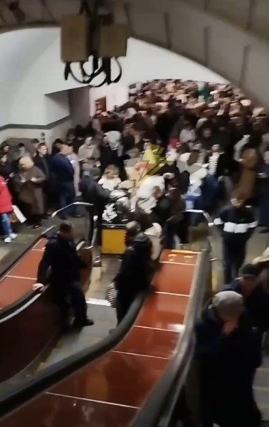 У центрі Києва впали уламки БпЛА