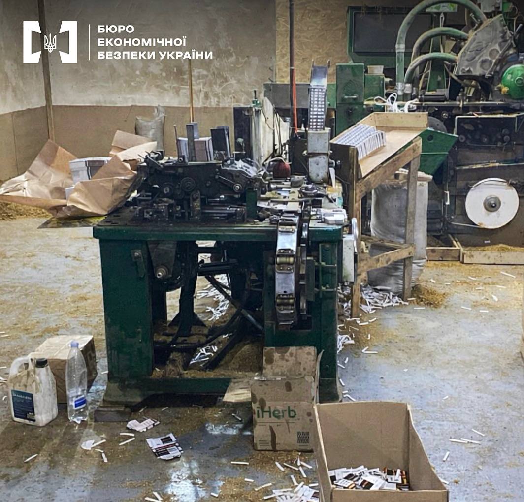 В Умані викрили підпільну фабрику сигарет: вилучили обладнання та продукцію на 30 млн грн - фото 5
