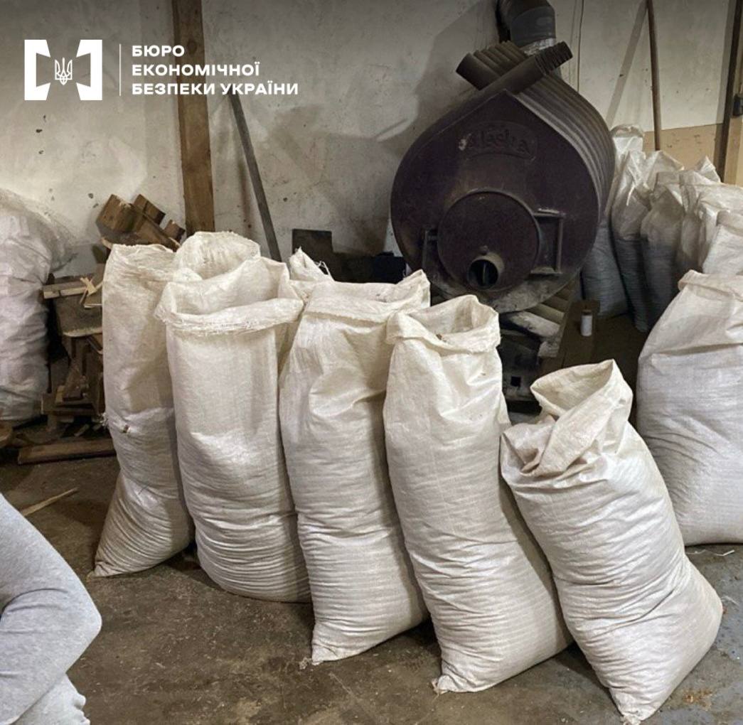 В Умані викрили підпільну фабрику сигарет: вилучили обладнання та продукцію на 30 млн грн - фото 6