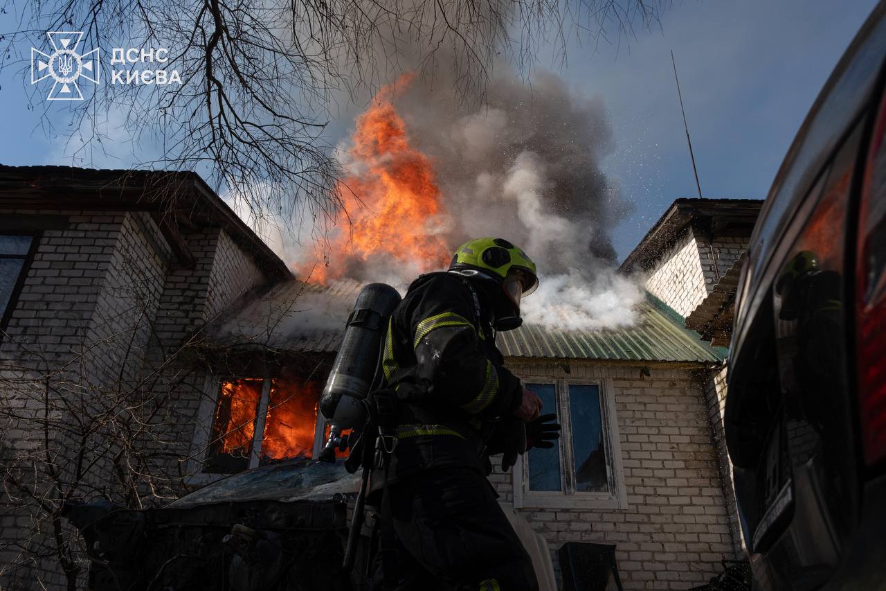 У Києві горів двоповерховий будинок - фото 2
