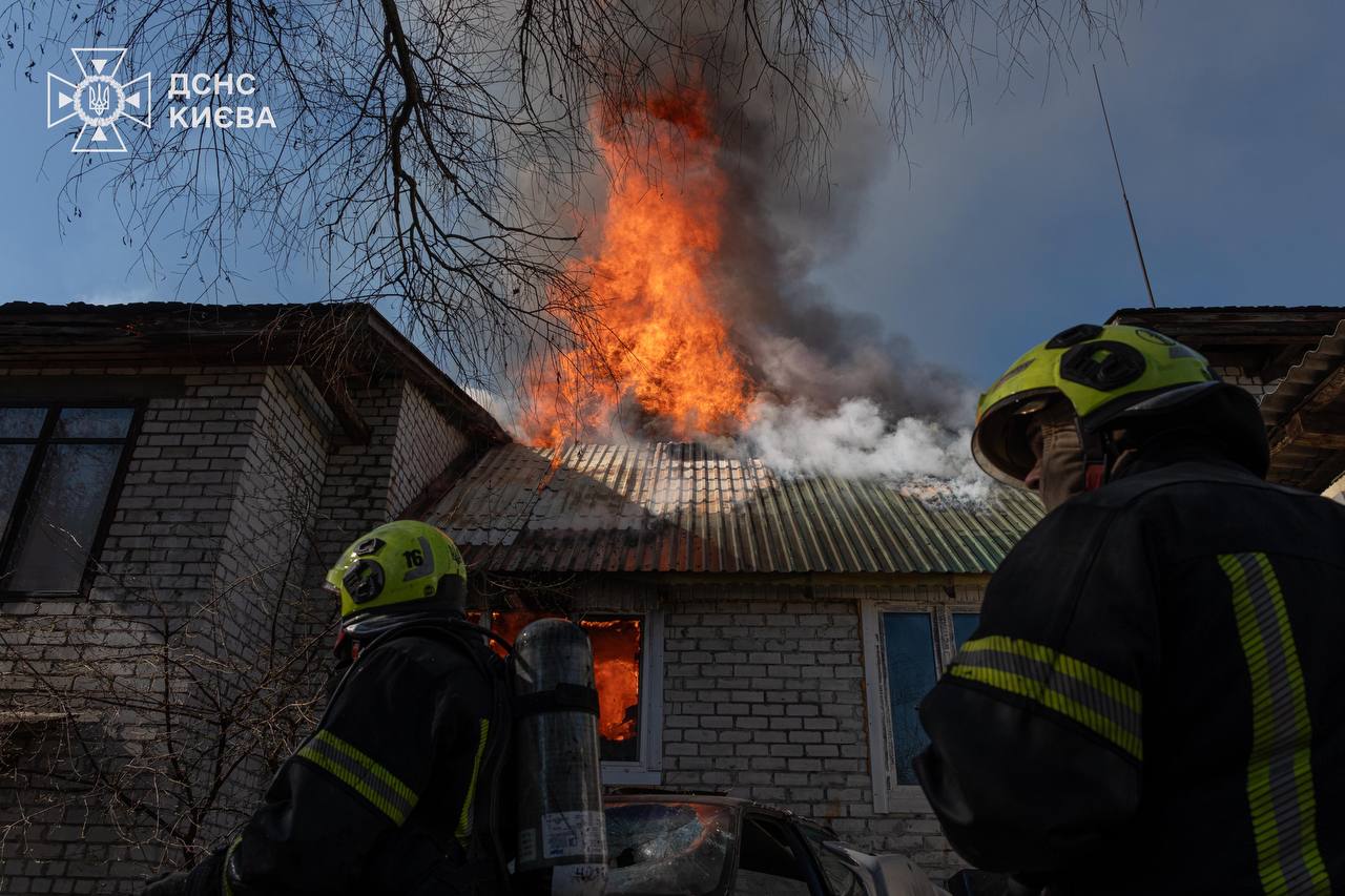 У Києві горів двоповерховий будинок - фото 4